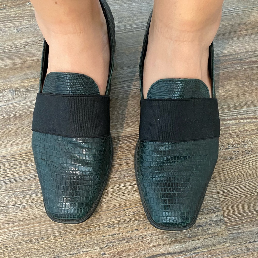 Loafers in dark green with black elastic